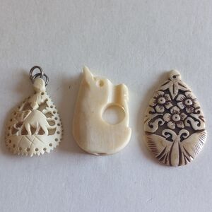 VINTAGE CARVED BONE PENDANTS LOT HORSE BUTTERFLY ELEPHANT